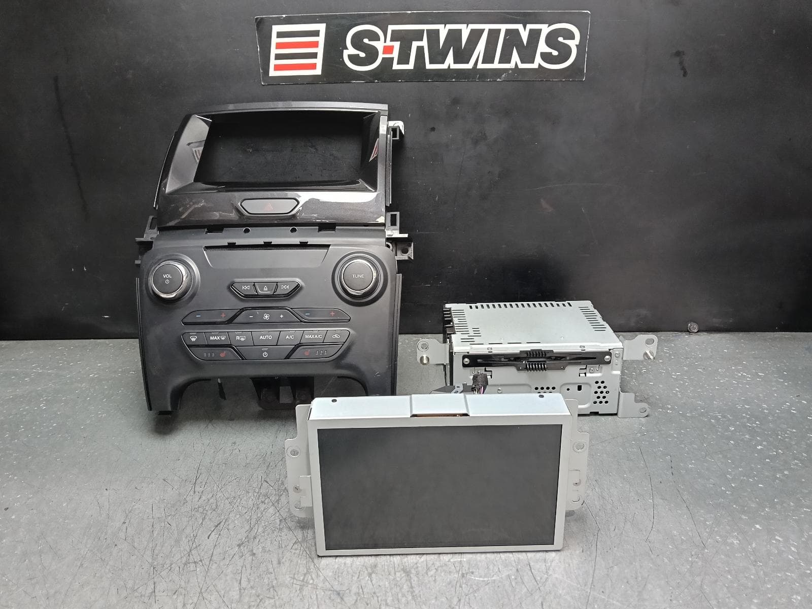 Used auto part listing image: 2019 FORD RANGER DISPLAY UNIT ONLY, 8IN TOUCHSCREEN, W/ SAT NAV TYPE, PX SERIES 3, 06/18-04/22 0000380156