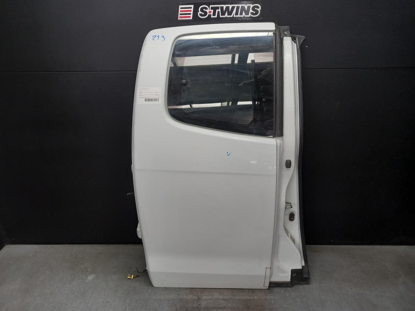 Used auto part listing image: 2018 ISUZU DMAX RIGHT REAR DOOR SLIDING RC, EXTRA CAB, 05/12-06/20 0000380057