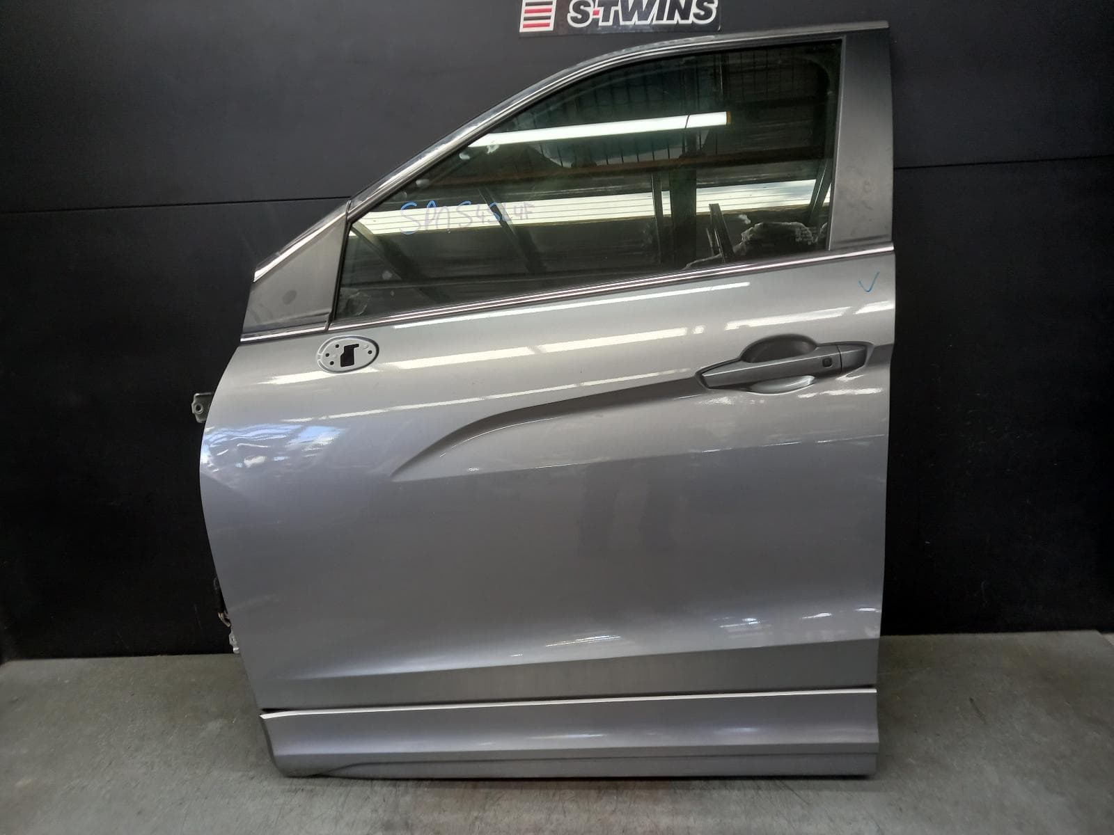 Used auto part listing image: 2021 MITSUBISHI ECLIPSE CROSS LEFT FRONT DOOR YA-YB, 11/17- 0000382023