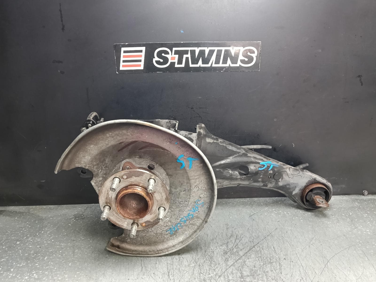 Used auto part listing image: 2021 MITSUBISHI ECLIPSE CROSS LEFT REAR HUB ASSEMBLY 2WD, YB, 10/20- 0000382295