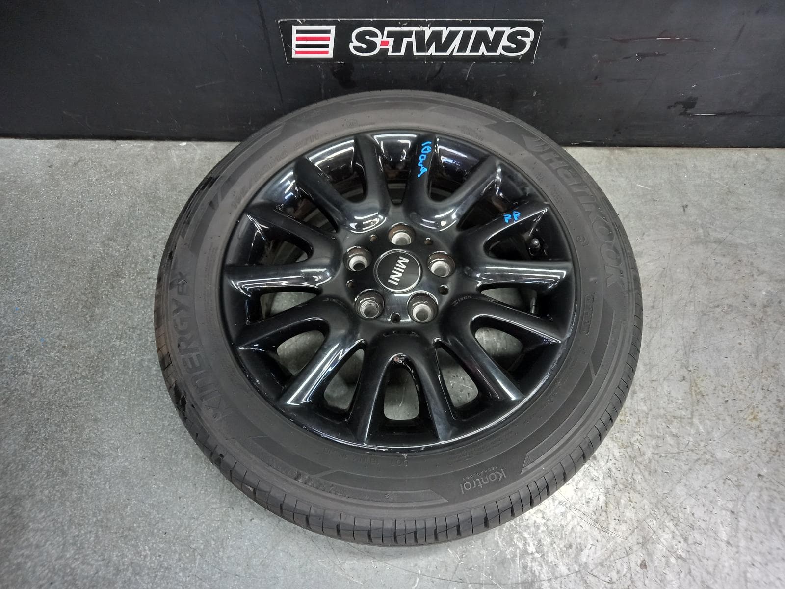 Used auto part listing image: 2016 MINI COOPER WHEEL MAG FACTORY, 16X6.5IN, VICTORY SPOKE, BLACK, F55/F56/F57, 04/14-01/24 0000405234