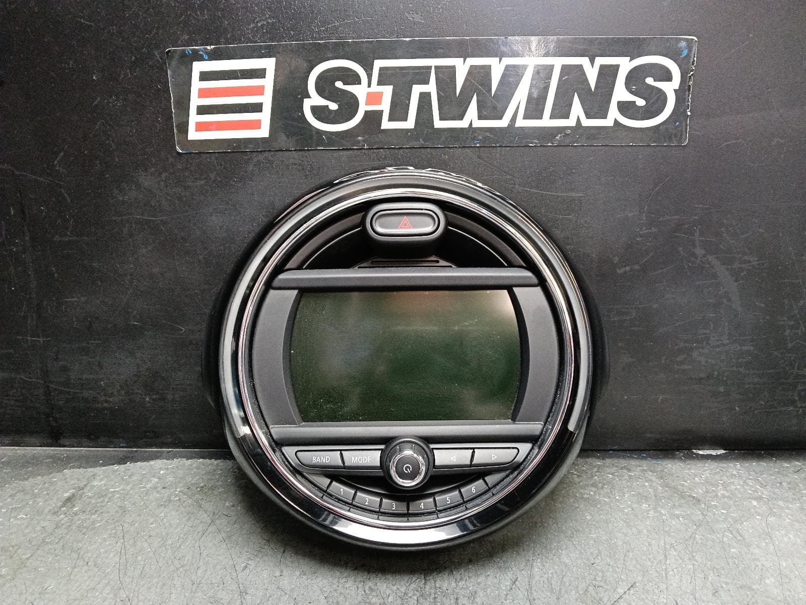 Used auto part listing image: 2016 MINI COOPER DISPLAY UNIT, 8.8IN SAT NAV TYPE, F55/F56, 04/14-01/24 0000405240