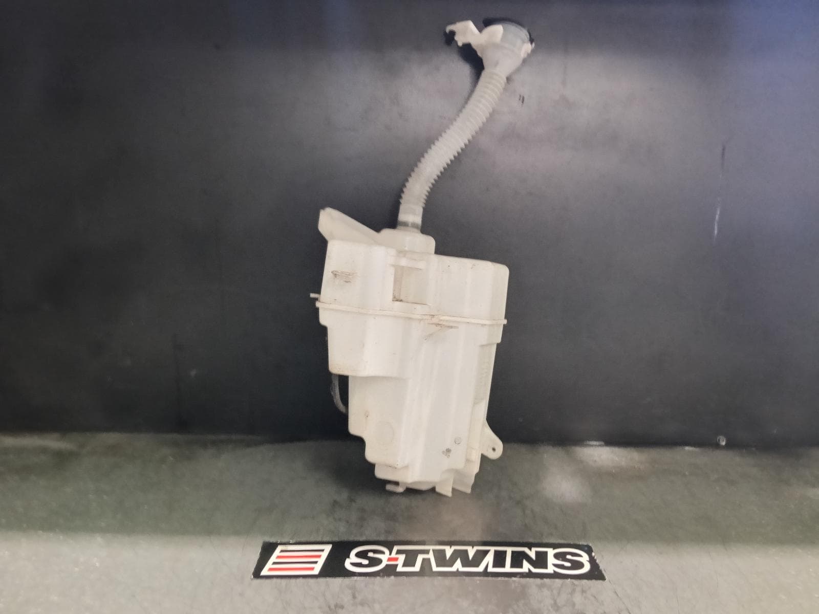 Used auto part listing image: 2017 TOYOTA RAV4 WASHER BOTTLE XA40, NON H/LAMP WASHER TYPE, 12/12-12/18 0000412081