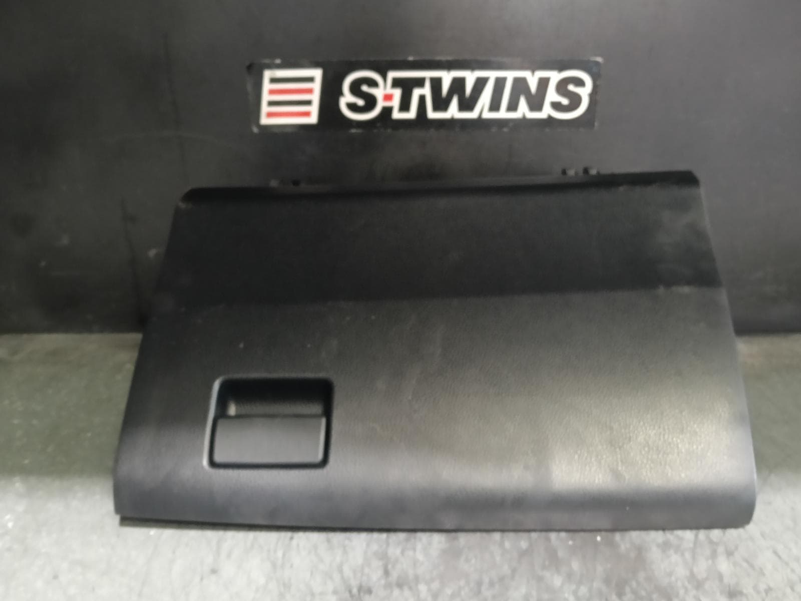 Used auto part listing image: 2017 TOYOTA RAV4 GLOVE BOX XA40, 12/12-12/18 0000412087