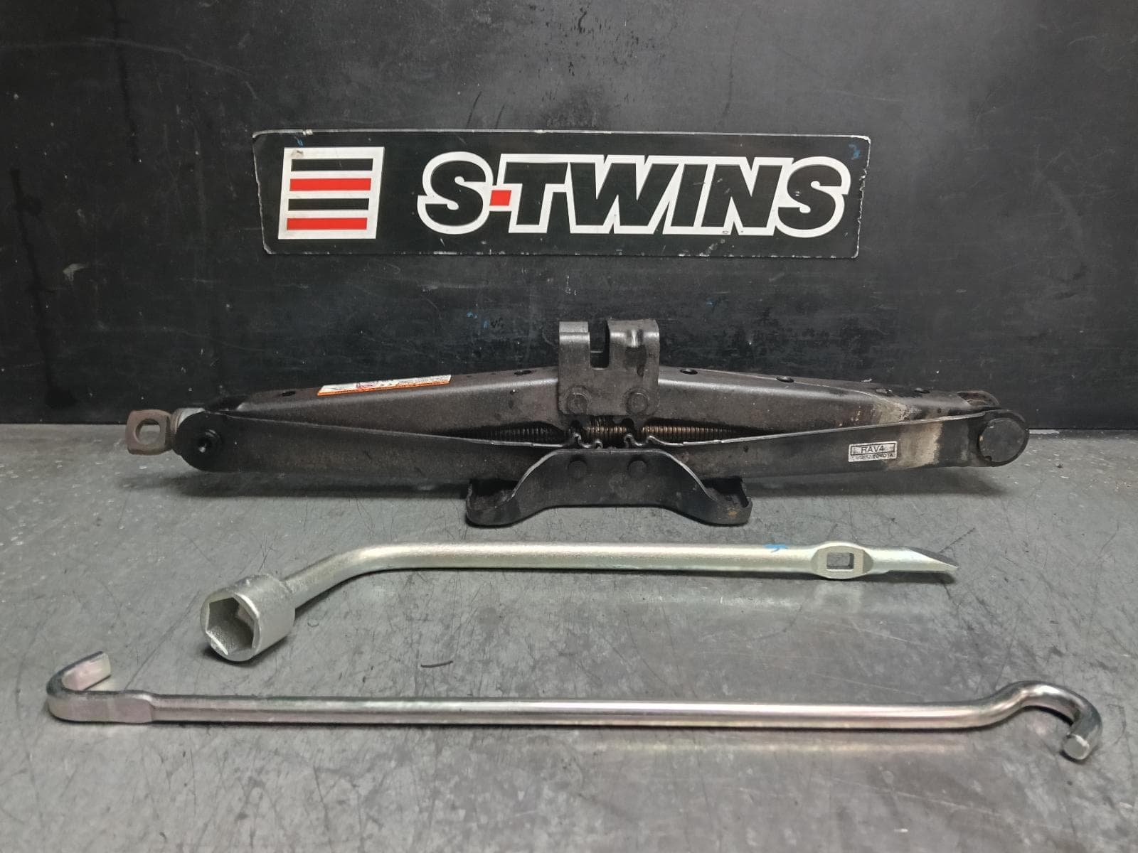 Used auto part listing image: 2017 TOYOTA RAV4 JACK TOOL KIT XA40, 12/12-12/18 0000412089
