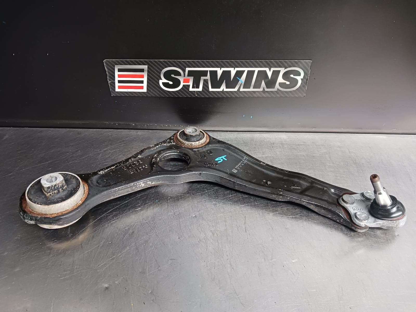 Used auto part listing image: 2017 RENAULT MEGANE RIGHT FRONT LOWER CONTROL ARM PETROL, 1.6, BFB/KFB, 06/16-02/20 0000197092