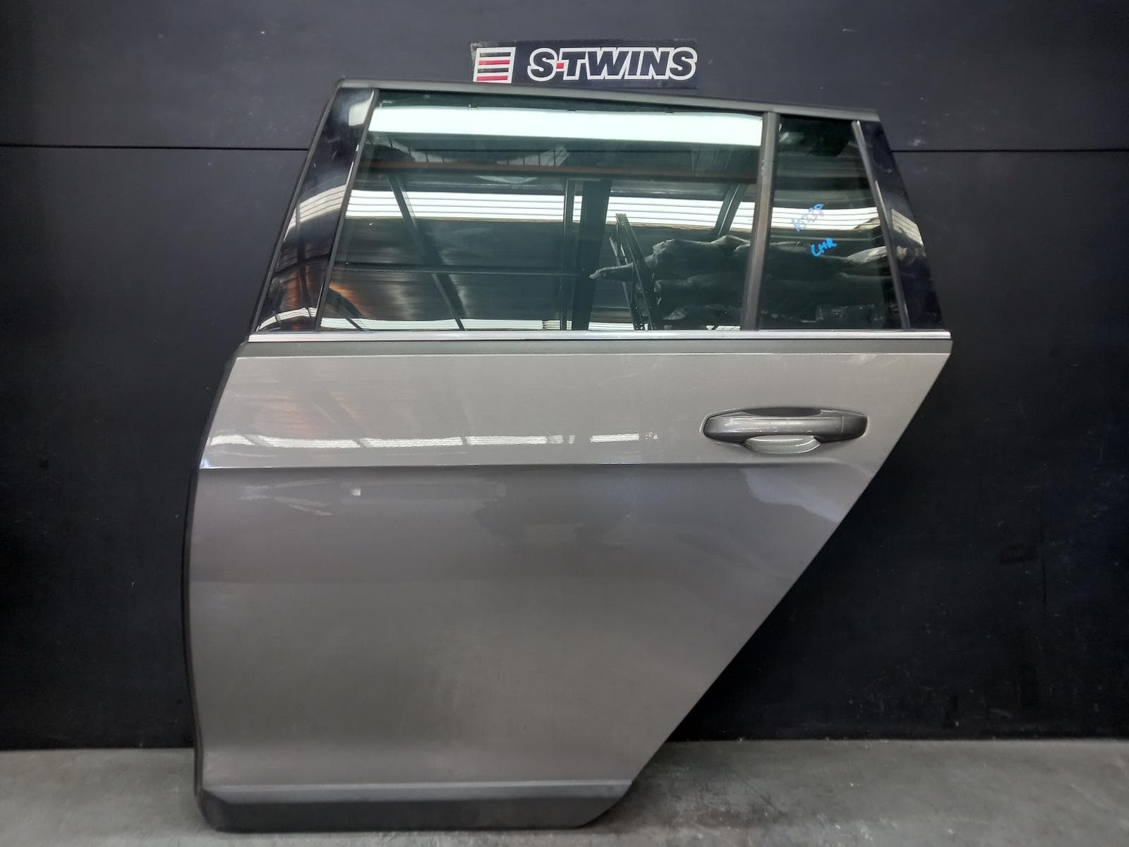 Used auto part listing image: 2016 VOLKSWAGEN GOLF LEFT REAR DOOR SLIDING GEN 7, WAGON/ALLTRACK, 11/12-08/20 0000402265