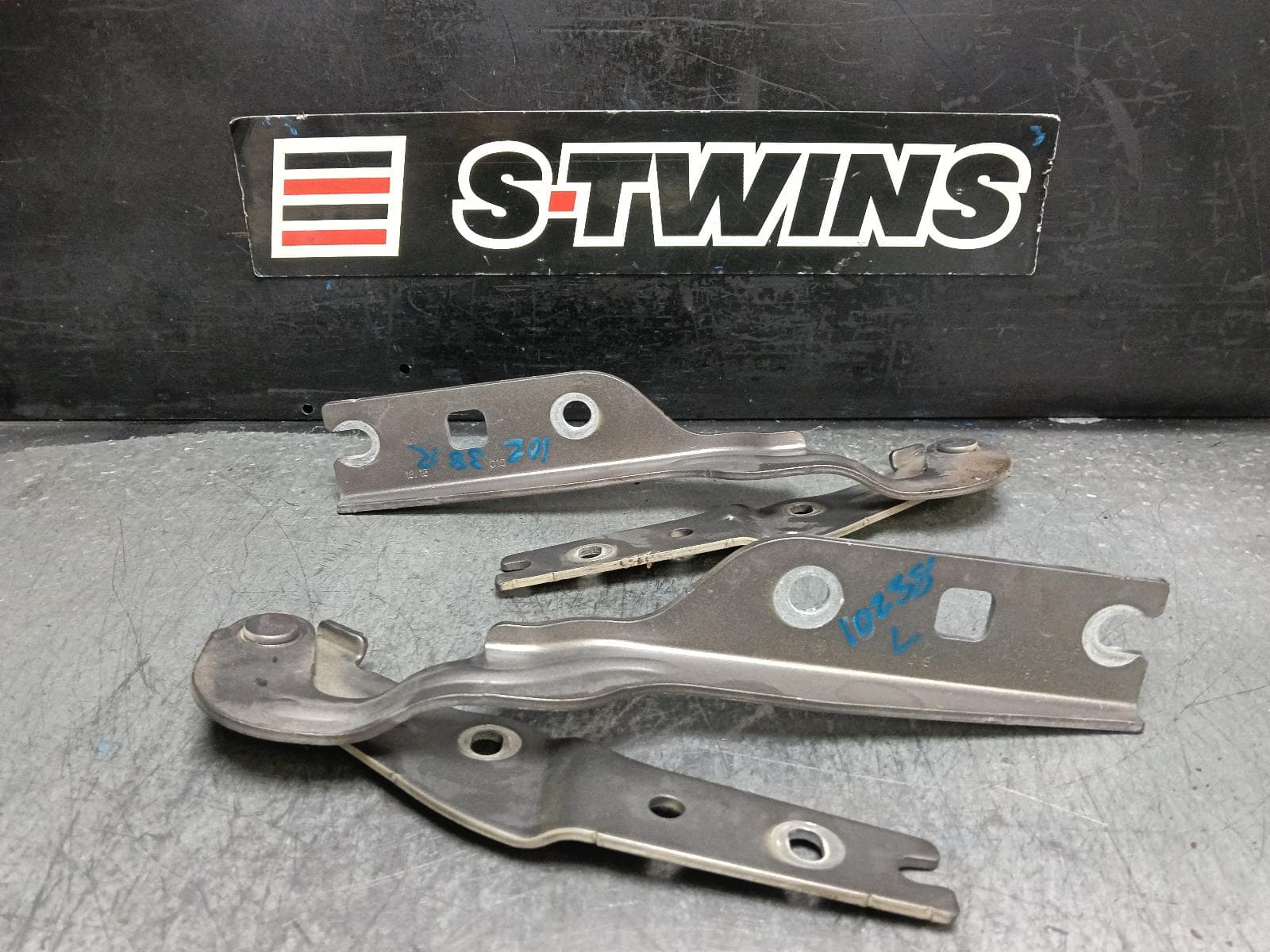 Used auto part listing image: 2016 VOLKSWAGEN GOLF BONNET HINGE STRUT HINGES (PAIR), GEN 7, 11/12-08/20 0000405607