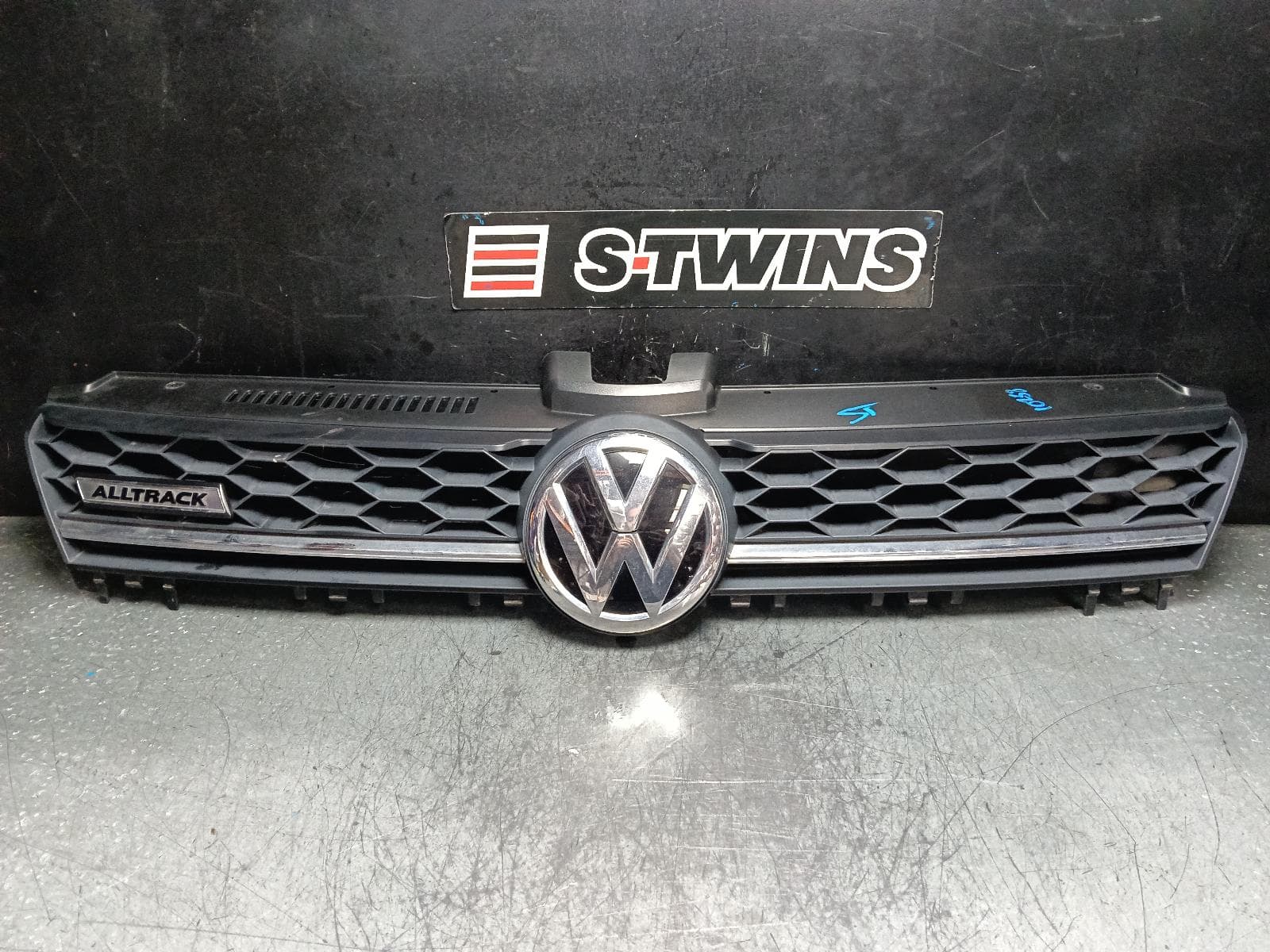 Used auto part listing image: 2016 VOLKSWAGEN GOLF GRILLE RADIATOR GRILLE, GEN 7, ALLTRACK, 05/15-03/17 0000402977