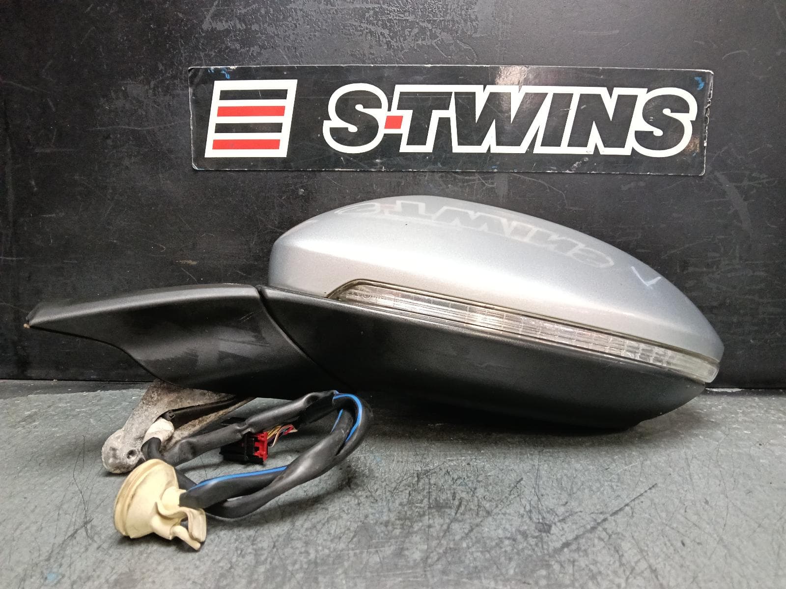 Used auto part listing image: 2016 VOLKSWAGEN GOLF LEFT DOOR MIRROR GEN 7, ALLTRACK, SILVER, MANUAL FOLD, W/ MEMORY, HEATED, NON LANE CHANGE ASSIST TYPE (6XR/7Y0), 05/15-08/20 0000405610