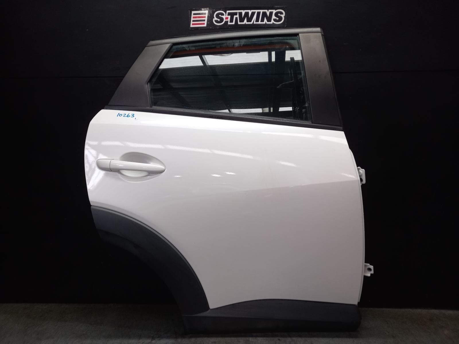 Used auto part listing image: 2017 MAZDA CX3 RIGHT REAR DOOR SLIDING DK, 03/15- 0000401792