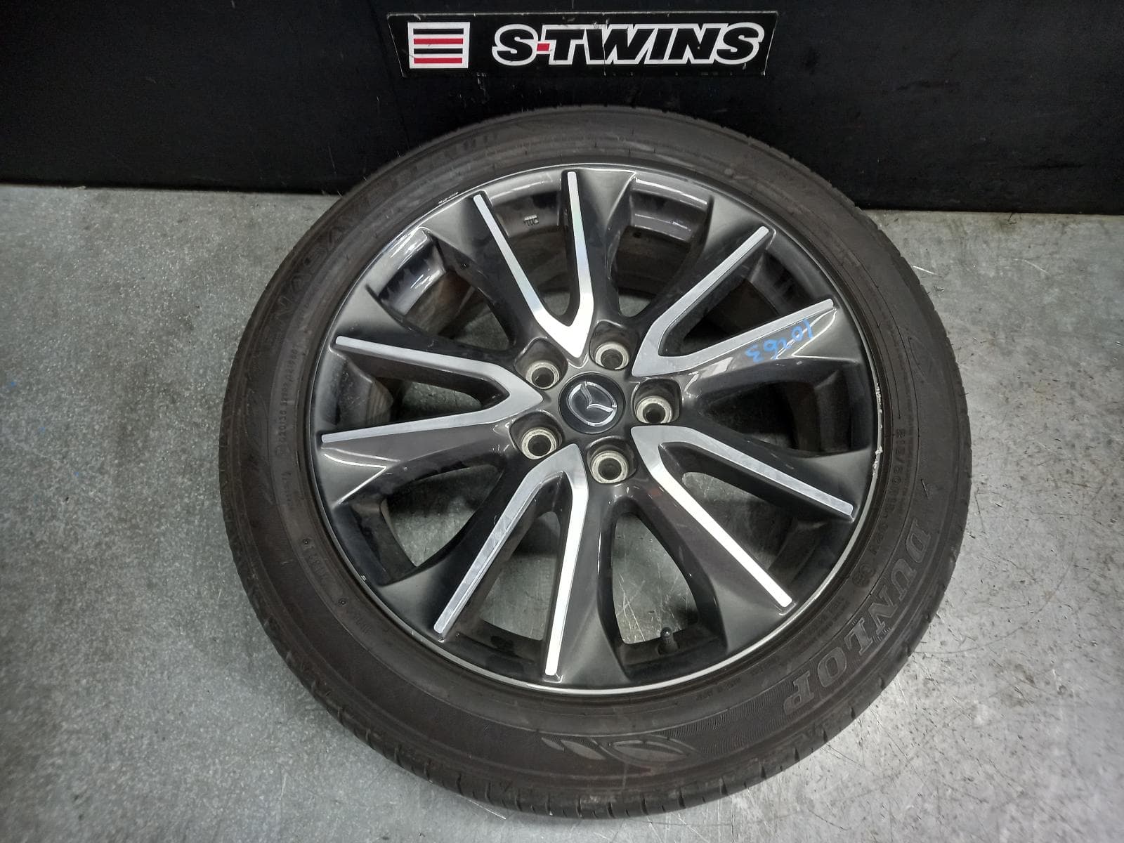 Used auto part listing image: 2017 MAZDA CX3 WHEEL MAG FACTORY, 18X7IN, 5 V SPOKE, BI-COLOUR, DK, 03/15-05/18 0000401795