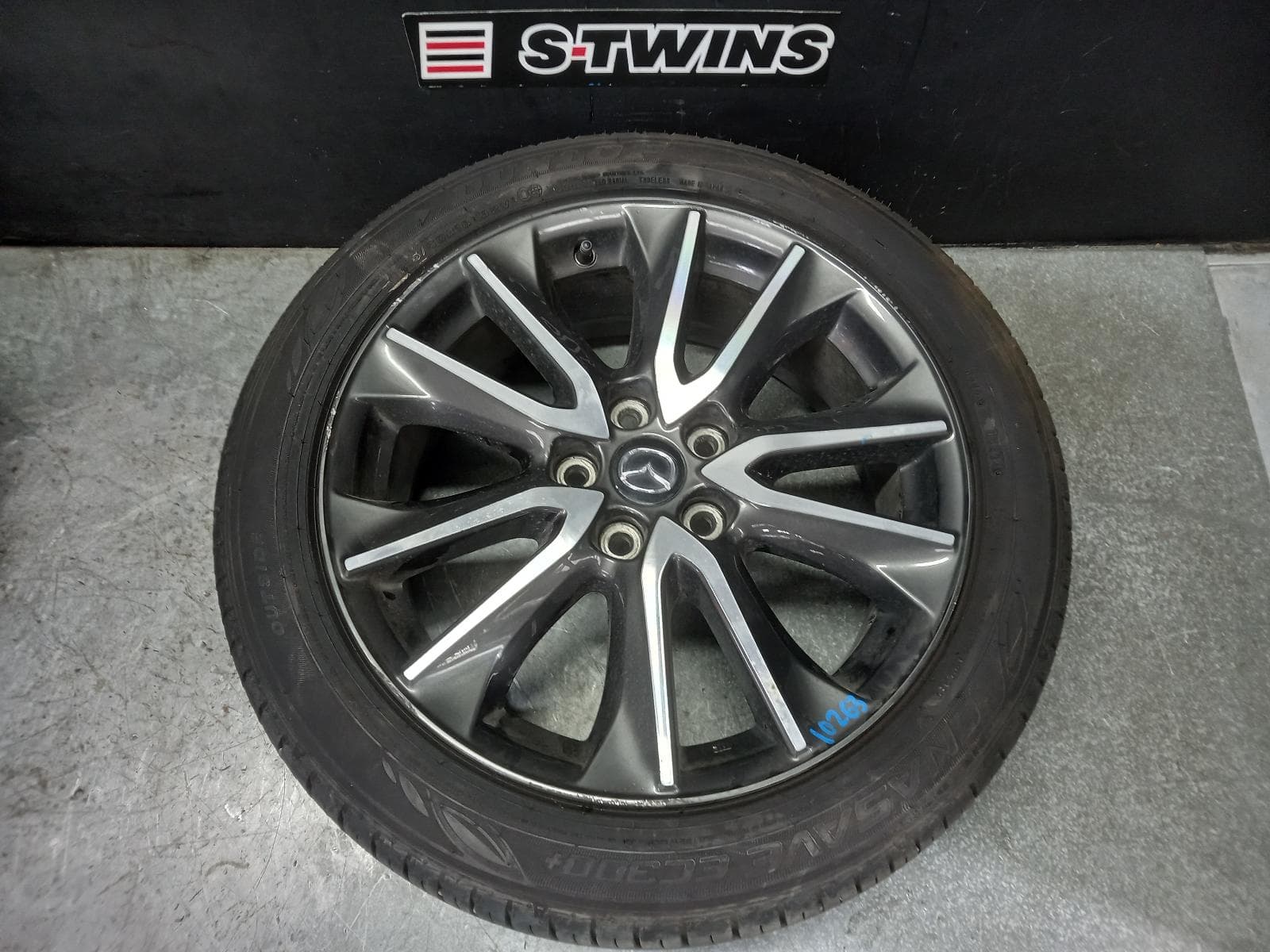 Used auto part listing image: 2017 MAZDA CX3 WHEEL MAG FACTORY, 18X7IN, 5 V SPOKE, BI-COLOUR, DK, 03/15-05/18 0000401796