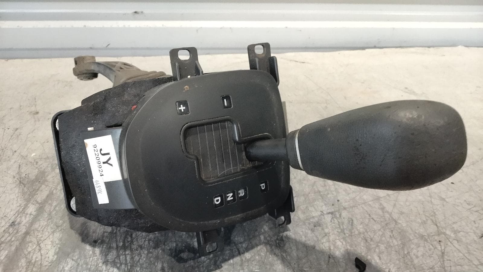 Used auto part listing image: 2010 HOLDEN COMMODORE GEAR STICK SHIFTER VE, AUTO, V6/V8, 5/6 SPEED, 08/06-05/13 0000402390