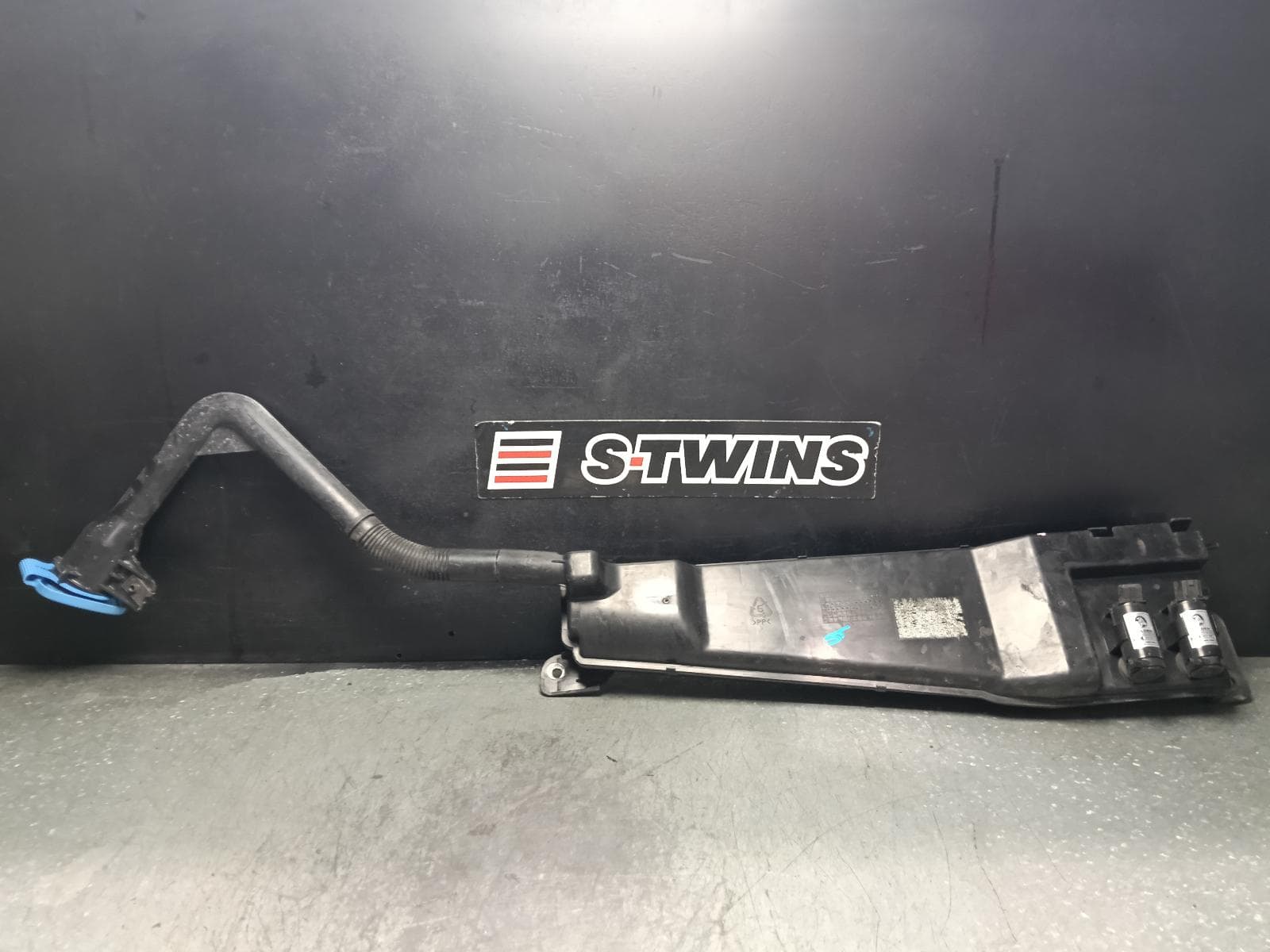 Used auto part listing image: 2010 HOLDEN COMMODORE WASHER BOTTLE VE, PUMP & WASHER BOTTLE, FRONT, WAGON, 08/06-05/13 0000407071