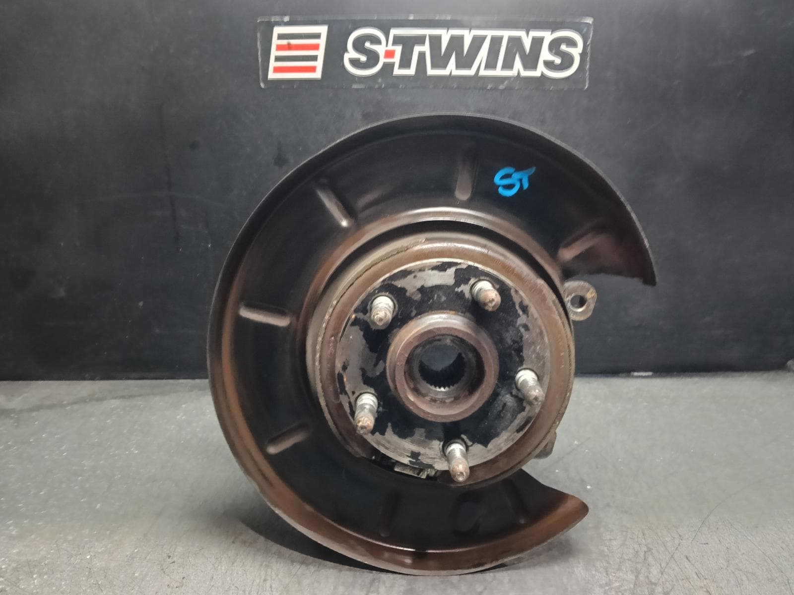 Used auto part listing image: 2010 HOLDEN COMMODORE LEFT REAR HUB ASSEMBLY VE-VF, V6 TYPE, 08/06-12/17 0000407081