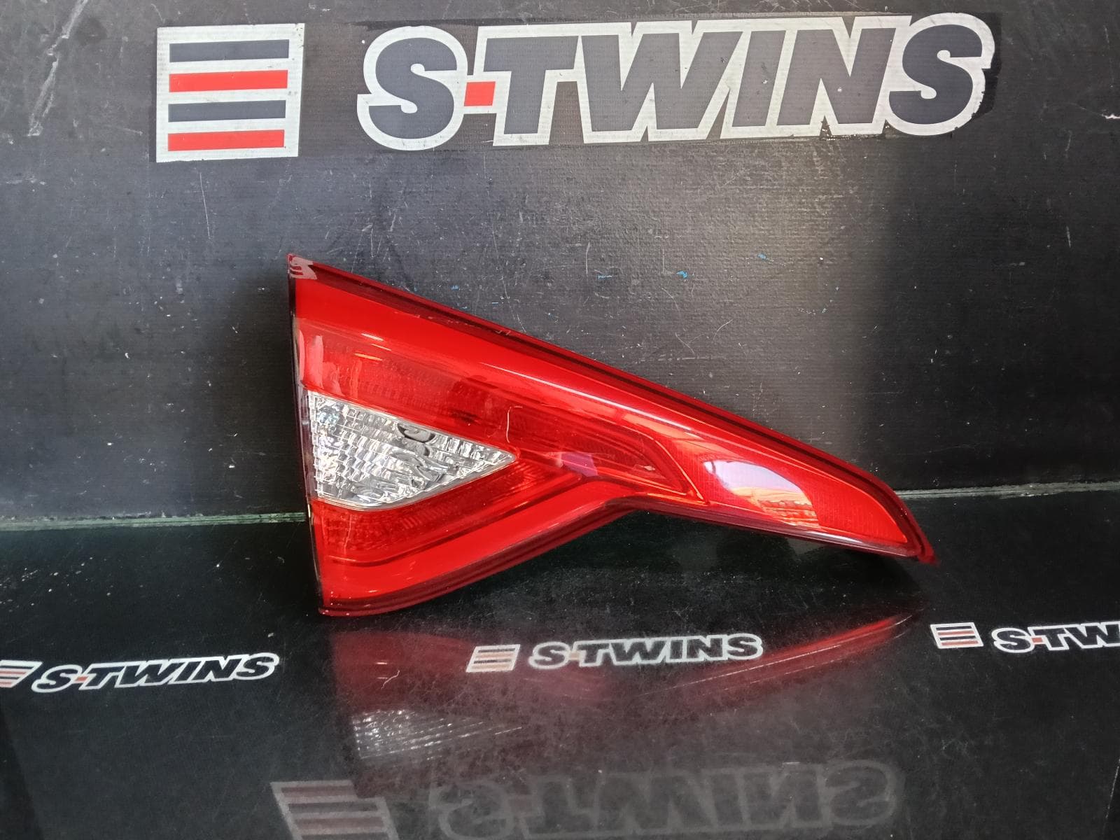 Used auto part listing image: 2016 HYUNDAI SONATA REAR GARNISH BOOTLID LAMP (LH SIDE), LED TYPE, LF, 10/14-07/17 0000380918