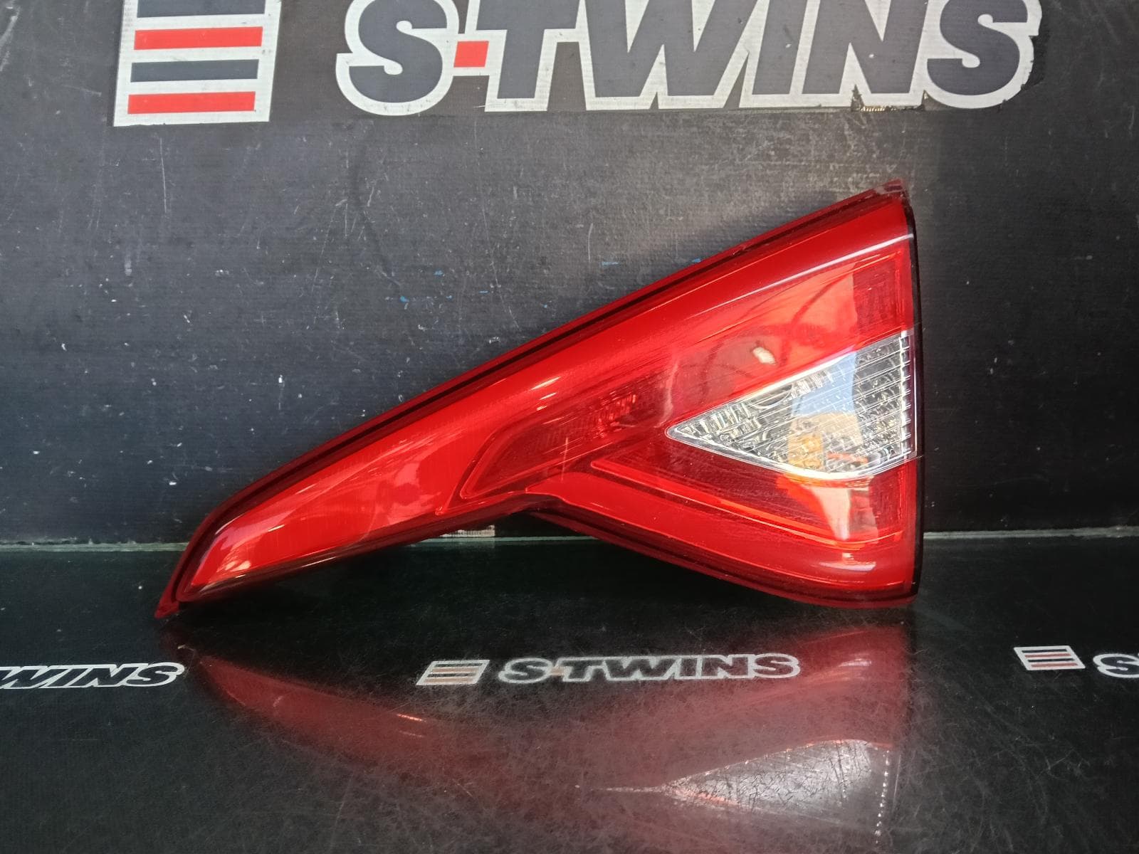 Used auto part listing image: 2016 HYUNDAI SONATA REAR GARNISH BOOTLID LAMP (RH SIDE), LED TYPE, LF, 10/14-07/17 0000380919