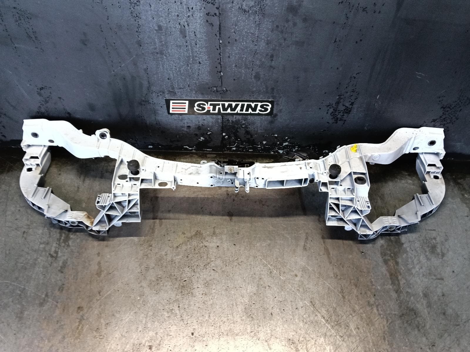 Used auto part listing image: 2017 FORD FOCUS RADIATOR SUPPORT UPPER, LZ, BOLT ON TYPE, 07/15-11/18 0000381529