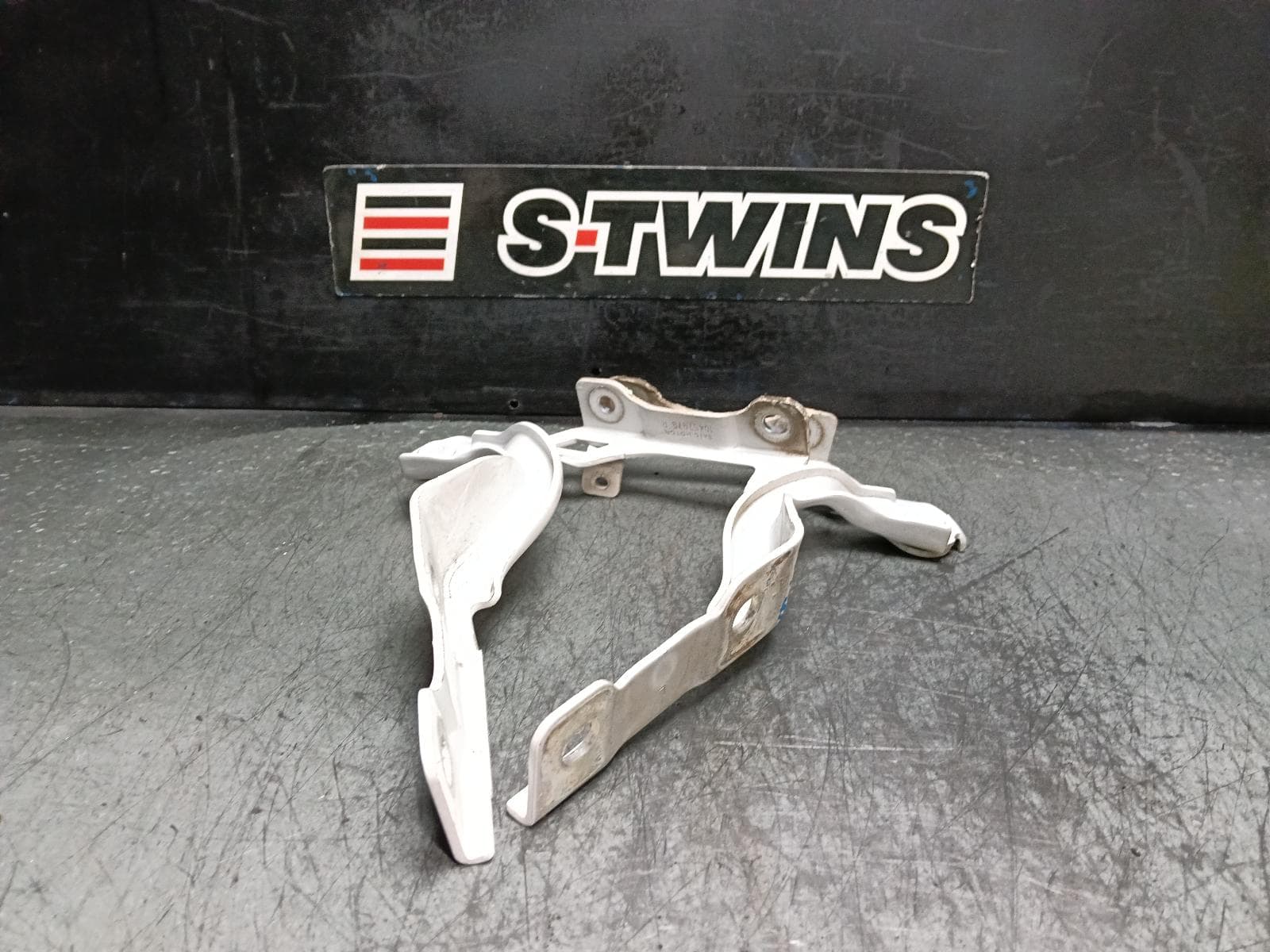 Used auto part listing image: 2020 MG ZS BONNET HINGE STRUT AZS1, HINGE (PAIR), 09/17- 0000404429