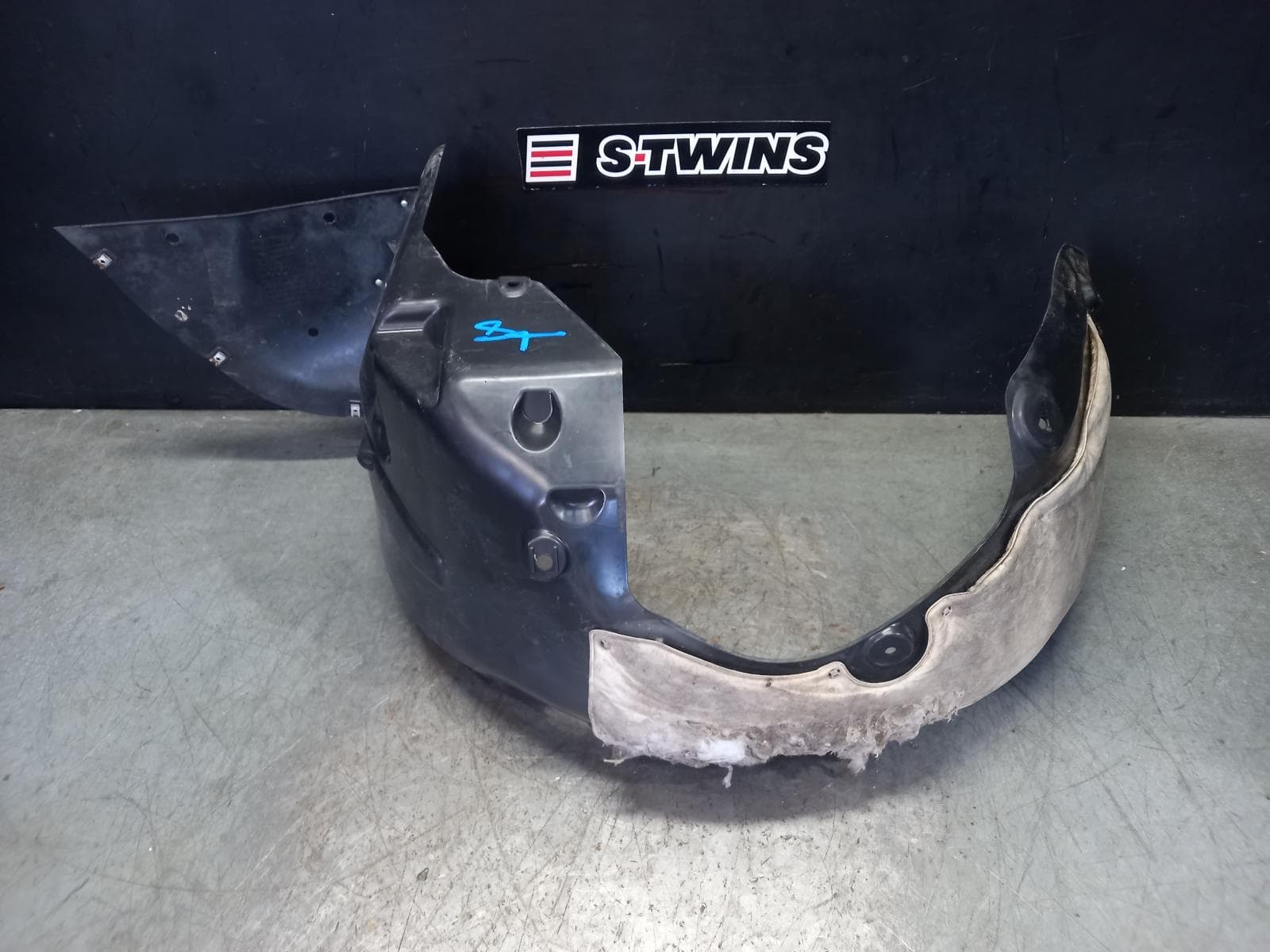 Used auto part listing image: 2020 MG ZS LEFT GUARD LINER AZS1, FRONT, 09/17- 0000404432