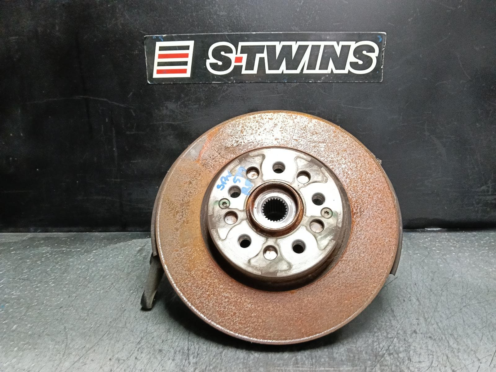 Used auto part listing image: 2020 MG ZS RIGHT FRONT HUB ASSEMBLY AZS1, 09/17-06/25 0000404436