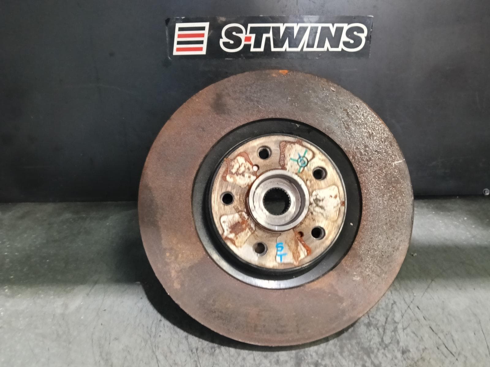 Used auto part listing image: 2025 HAVAL JOLION RIGHT FRONT HUB ASSEMBLY A02, 04/24- 0000406655