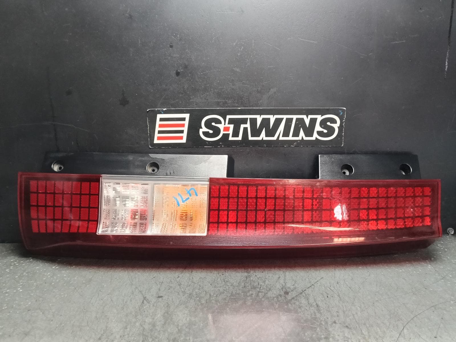 Used auto part listing image: 2022 HYUNDAI STARIA RIGHT TAILLIGHT IN BODY, W/ LED TYPE, VAN/WAGON, LOWER, US4, 04/21- 0000407159