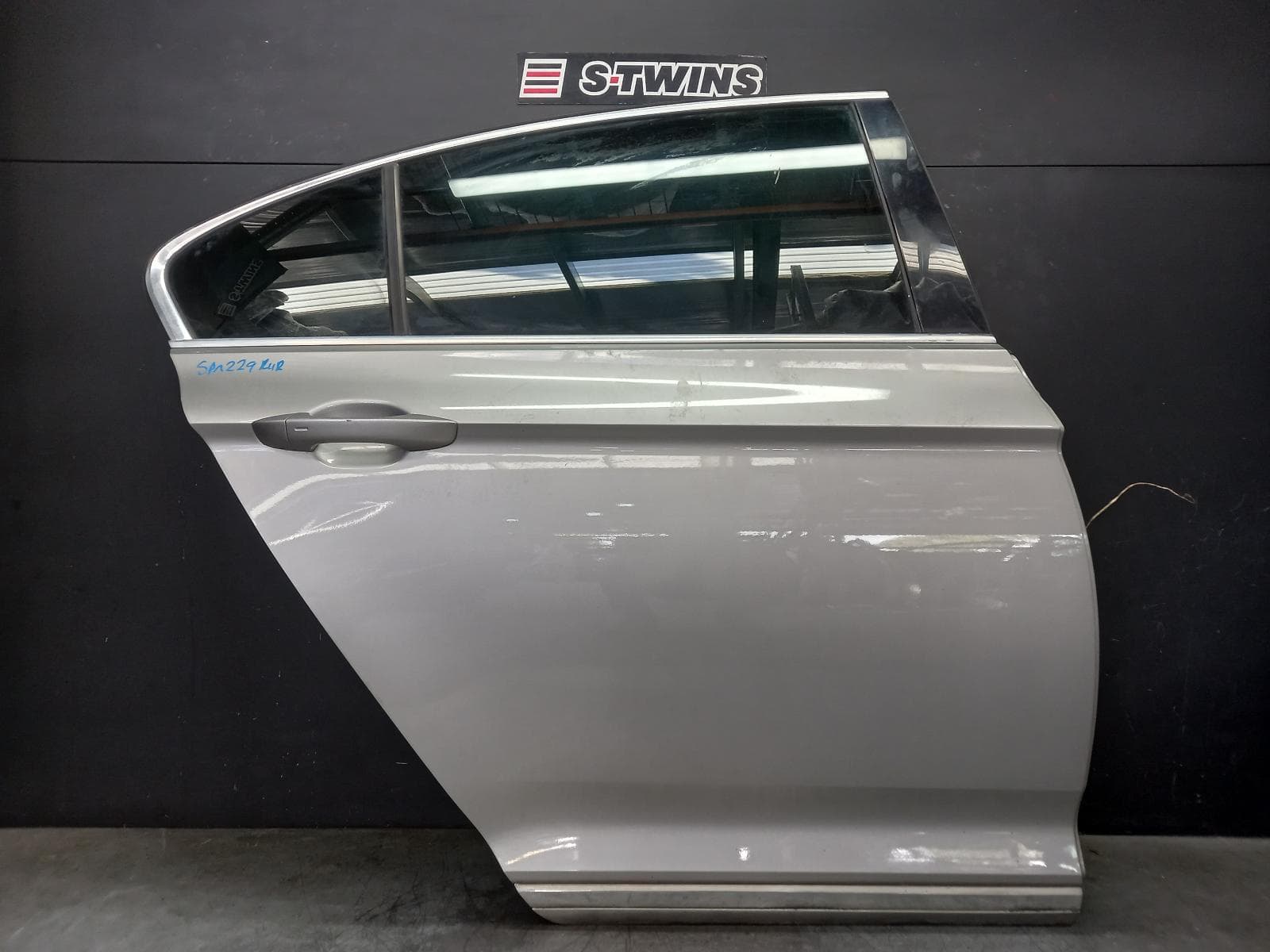 Used auto part listing image: 2016 VOLKSWAGEN PASSAT RIGHT REAR DOOR SLIDING B8/MK7, SEDAN, 06/15-06/22 0000400867