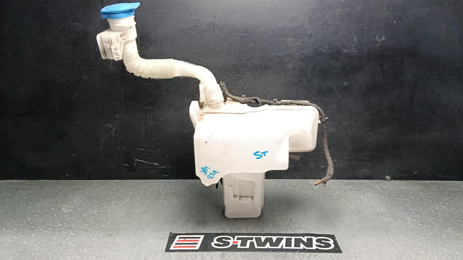 Used auto part listing image: 2016 VOLKSWAGEN PASSAT WASHER BOTTLE B8/MK7, 06/15-05/23 0000400950