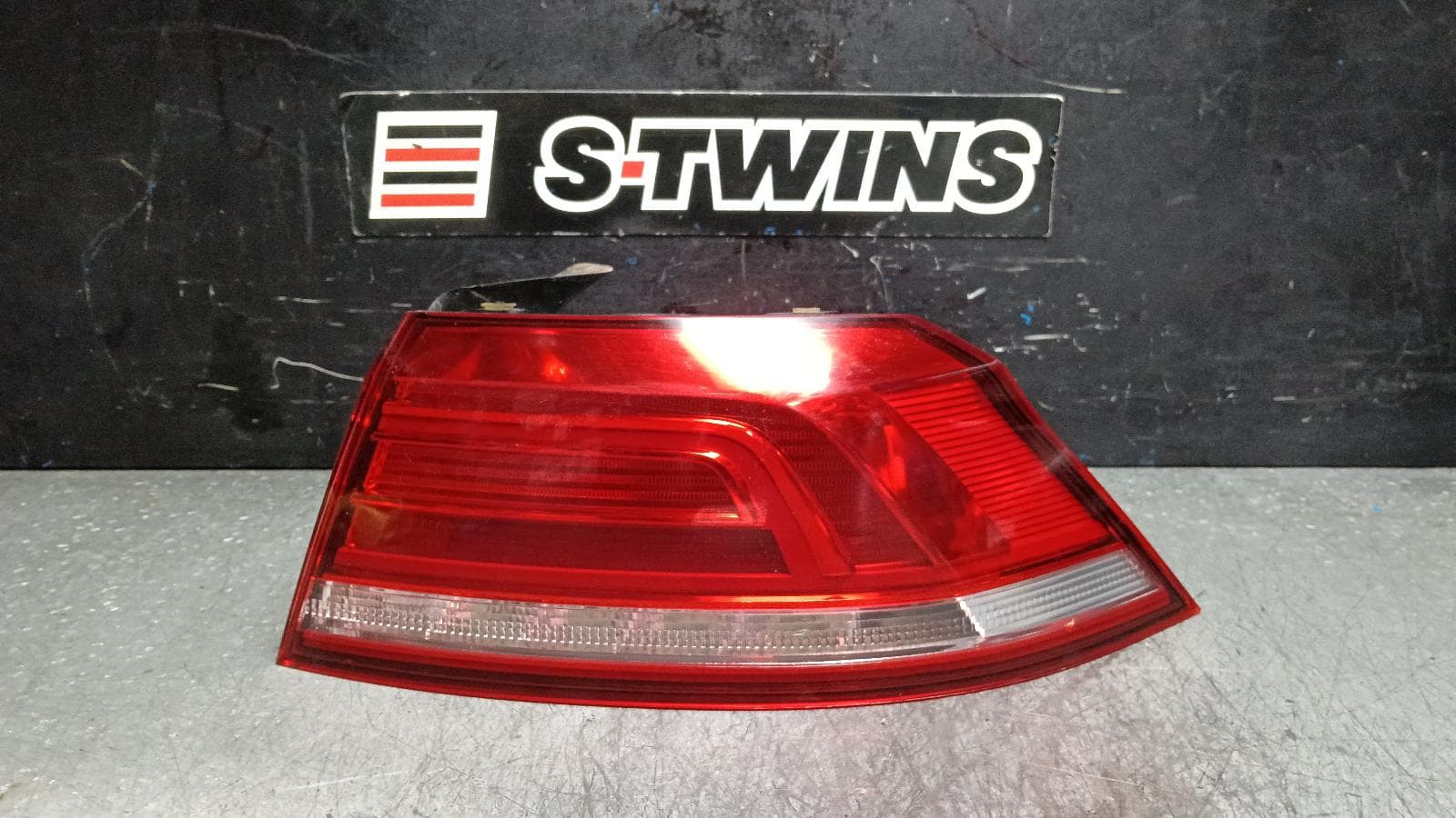 Used auto part listing image: 2016 VOLKSWAGEN PASSAT RIGHT TAILLIGHT B8/MK7, SEDAN, IN BODY, R-LINE TYPE, 06/15-10/19 0000400962