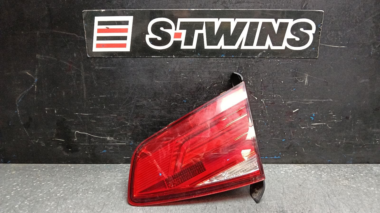 Used auto part listing image: 2016 VOLKSWAGEN PASSAT REAR GARNISH B8/MK7, WAGON, TAILGATE LAMP (RH SIDE), R-LINE TYPE, 06/15-10/19 0000400965