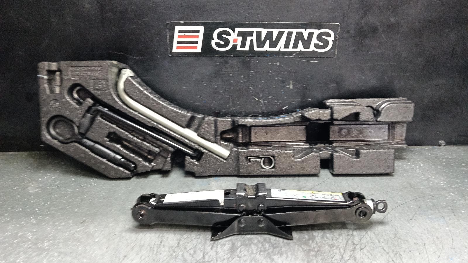 Used auto part listing image: 2016 VOLKSWAGEN PASSAT JACK TOOL KIT B8/MK7, 06/15-05/23 0000400969