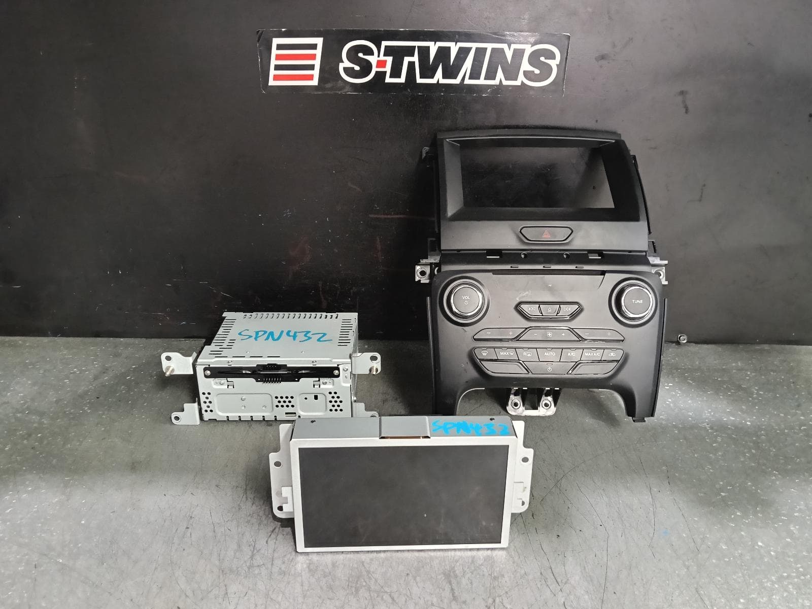 Used auto part listing image: 2018 FORD RANGER HEAD UNIT W/ DISPLAY UNIT, 8IN, W/ SAT NAV TYPE, PX SERIES 2-3, 06/15-08/19 0000387857