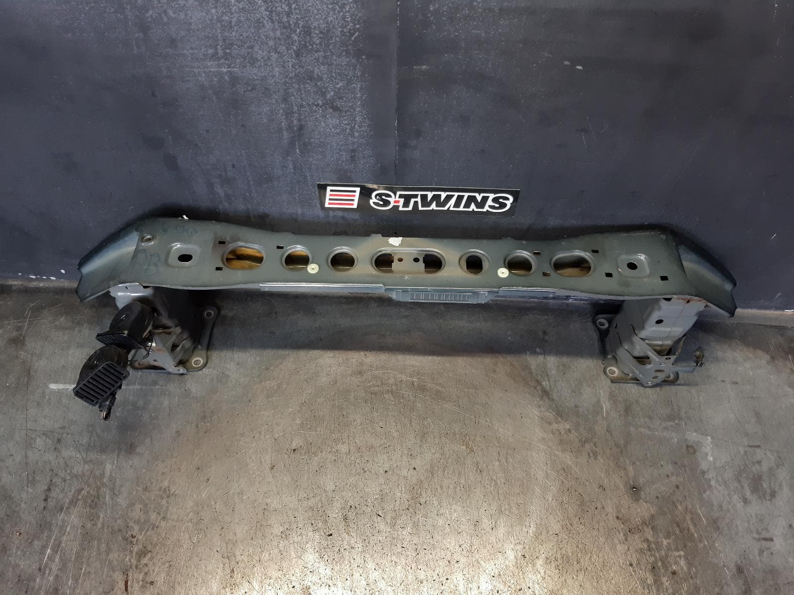 Used auto part listing image: 2012 FORD FOCUS F BAR REINFORC BRACK MAIN REINFORCEMENT, LW, 05/11-08/15 0000355511
