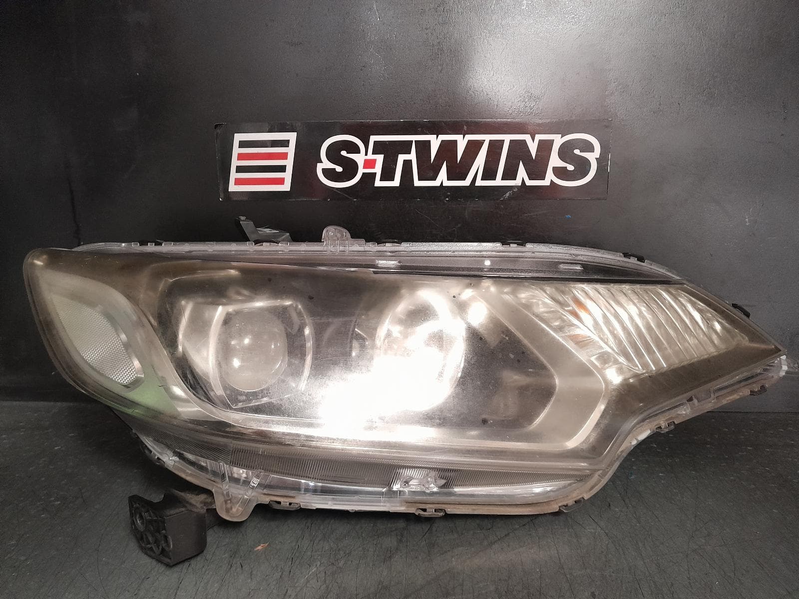 Used auto part listing image: 2015 HONDA JAZZ RIGHT HEADLAMP GK/GF, LED, PROJECTOR BEAM TYPE, 07/14-12/20 0000366299