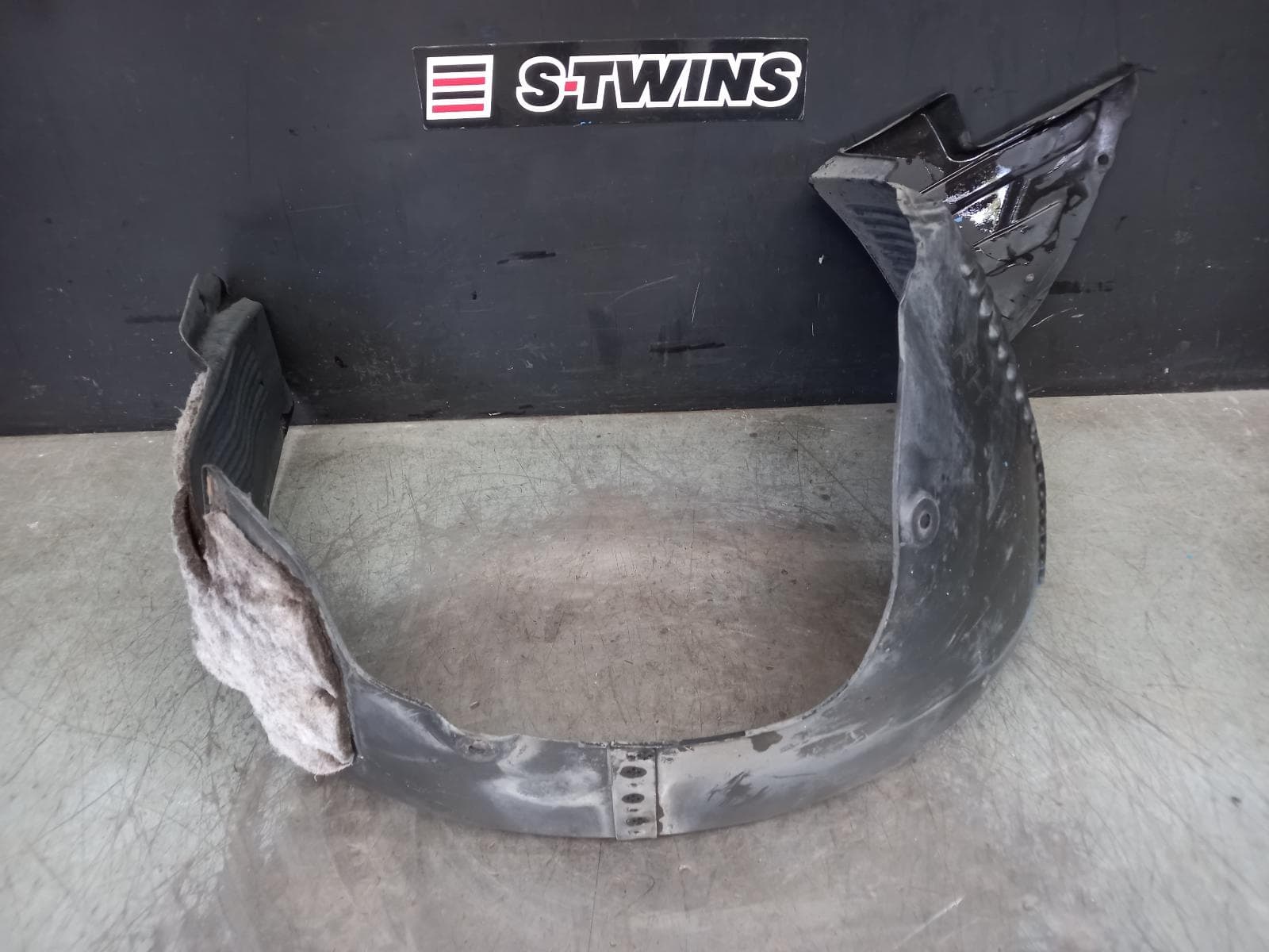Used auto part listing image: 2014 HYUNDAI I30 RIGHT GUARD LINER FRONT, GD, WAGON/3DR HATCH, 03/12-02/17 0000389924