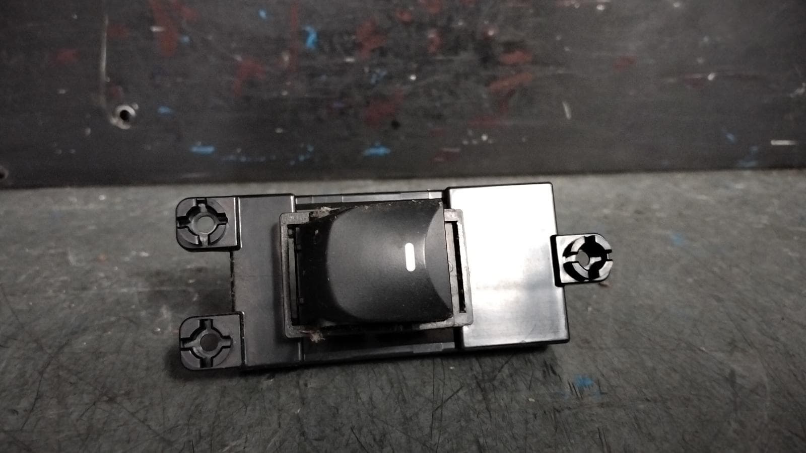 Used auto part listing image: 2014 HYUNDAI I30 PWR DR WIND SWITCH LH REAR, NON AUTO UP/DOWN TYPE, GD, 03/12-02/17 0000389926
