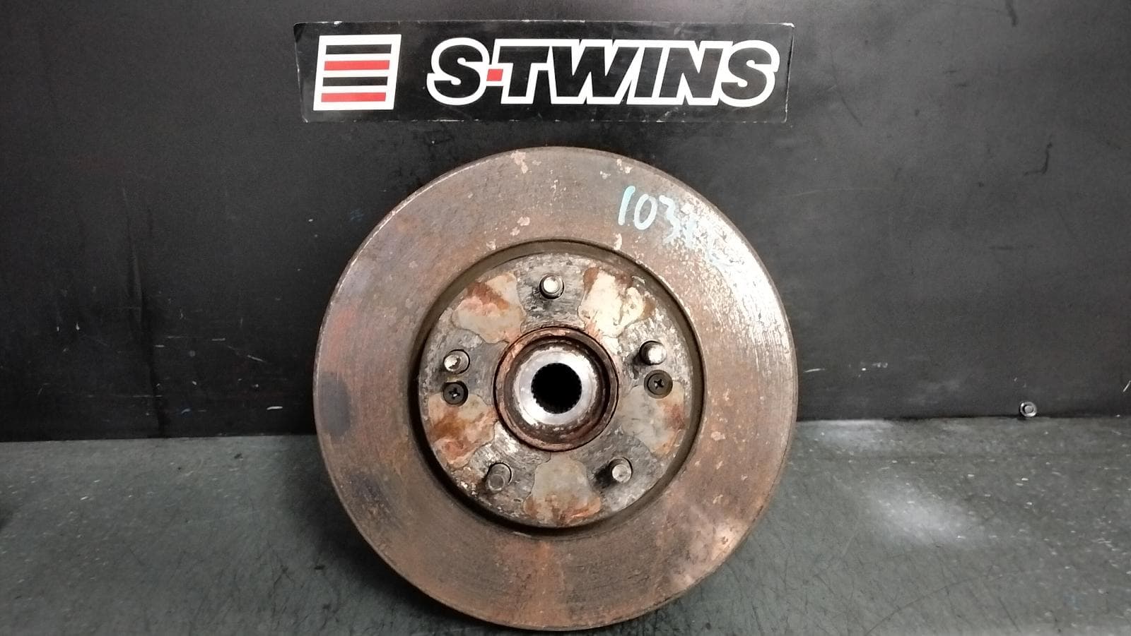 Used auto part listing image: 2014 HYUNDAI I30 LEFT FRONT HUB ASSEMBLY GD, WAGON, 02/12-07/16 0000389934