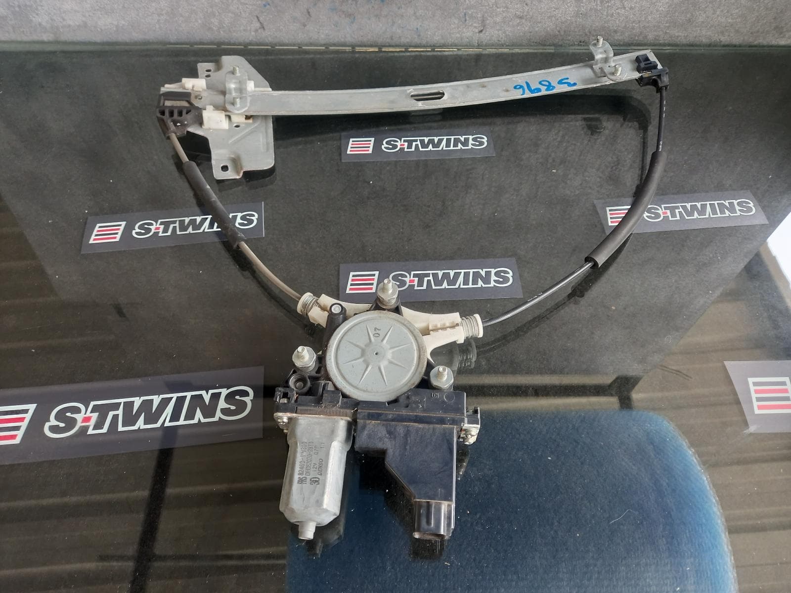 Used auto part listing image: 2013 KIA RIO RIGHT FRONT WINDOW REG MOTOR UB, DOOR REG ASSY (REG AND MOTOR), 5DR HATCH, 08/11-11/16 0000138628