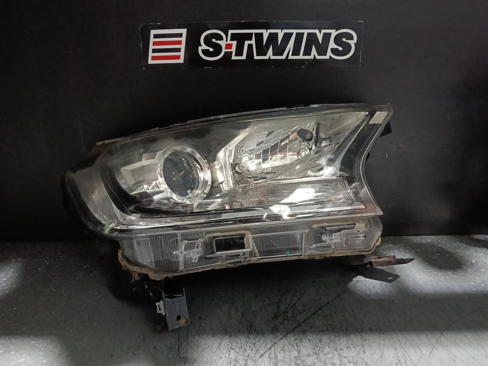Used auto part listing image: 2018 FORD RANGER RIGHT HEADLAMP PX SERIES 2, XLT/WILDTRAK, PROJECTOR TYPE, 06/15-06/18 0000381506