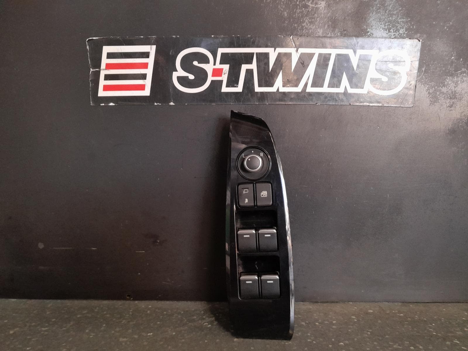 Used auto part listing image: 2014 MAZDA 6 PWR DR WIND SWITCH RH FRONT (MASTER SWITCH), W/ POWER FOLD TYPE, GJ, 11/12-06/16 0000337994