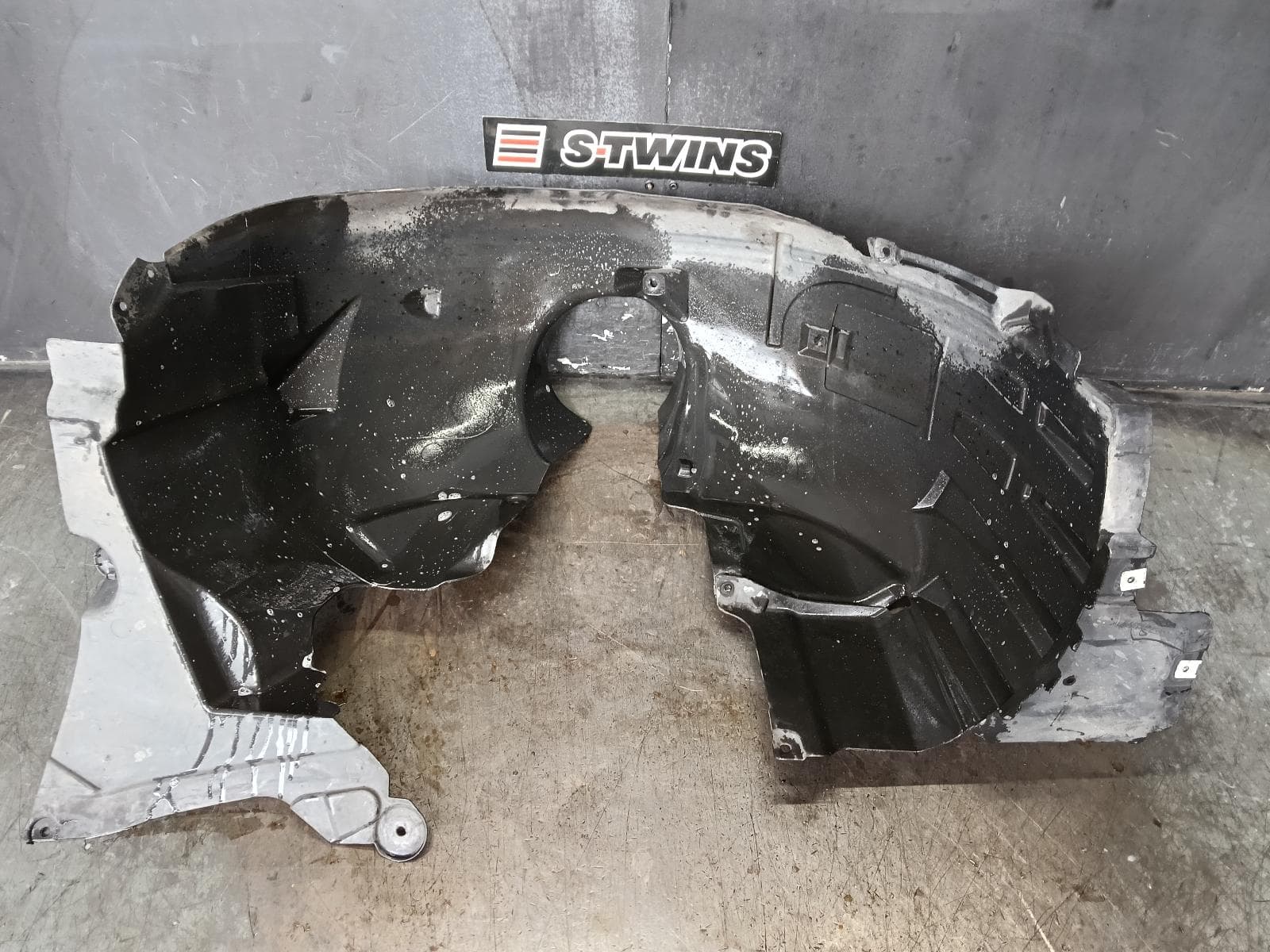 Used auto part listing image: 2013 MERCEDES A CLASS RIGHT GUARD LINER W176, NON AMG TYPE, 09/12-03/18 0000387073