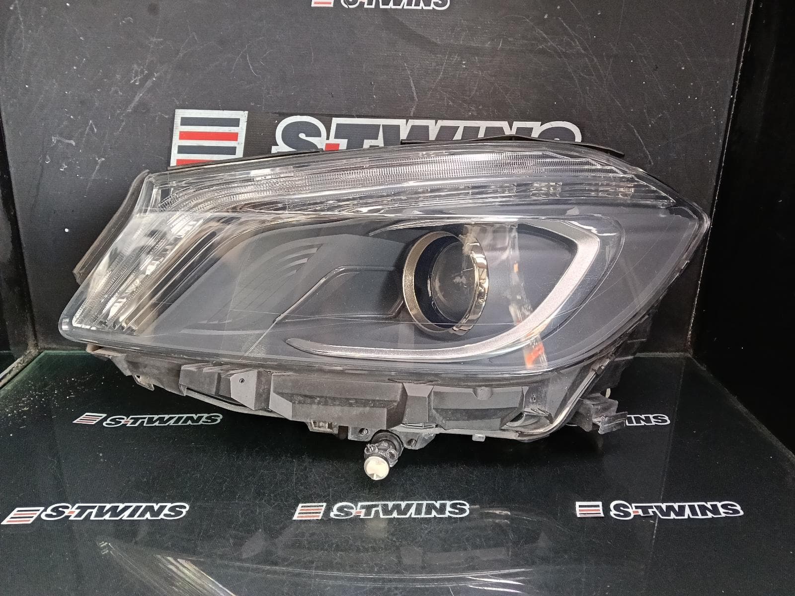 Used auto part listing image: 2013 MERCEDES A CLASS LEFT HEADLAMP W176, W/ BI-XENON, CHROME RING, NON ILS TYPE, A180/A200, 09/12-08/15 0000386946