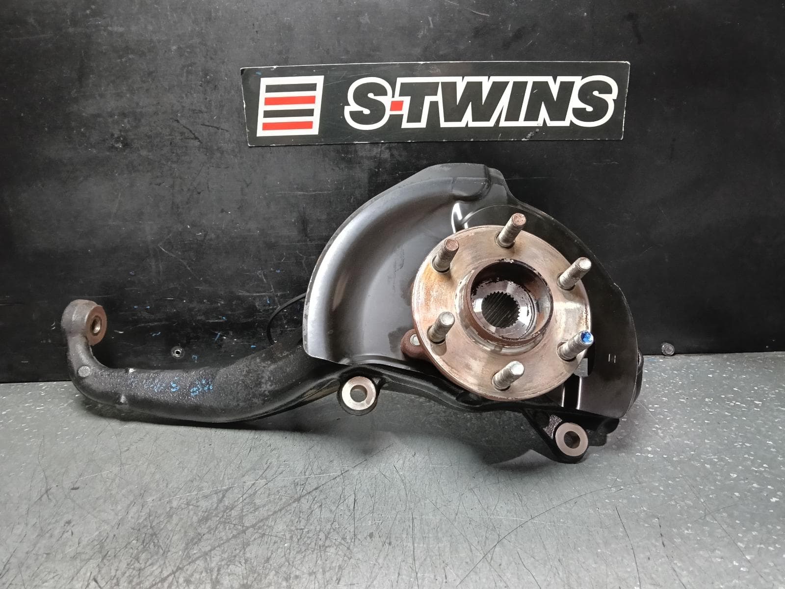 Used auto part listing image: 2018 NISSAN NAVARA RIGHT FRONT HUB ASSEMBLY NP300, LATE TYPE, 4WD, 02/18- 0000381419