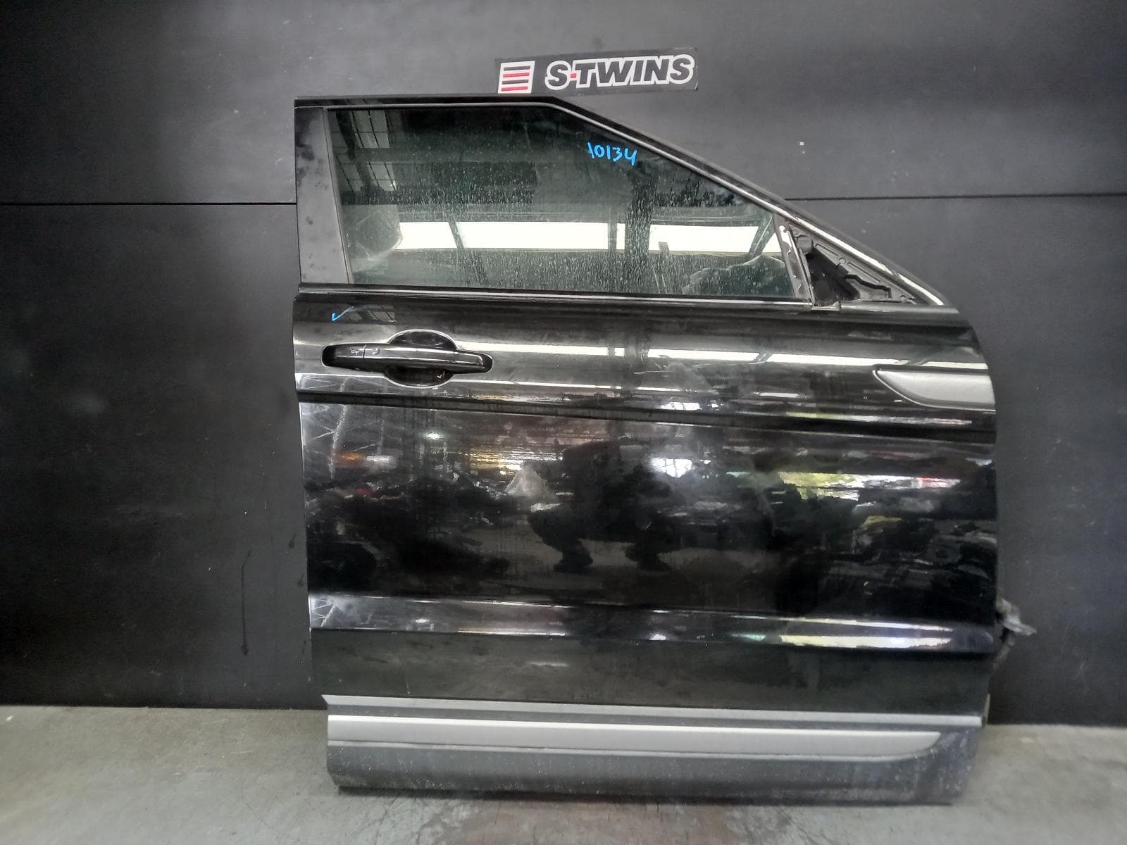 Used auto part listing image: 2016 LAND ROVER RANGE ROVER EVOQUE RIGHT FRONT DOOR L538, 5DR WAGON, 11/11-01/19 0000390929