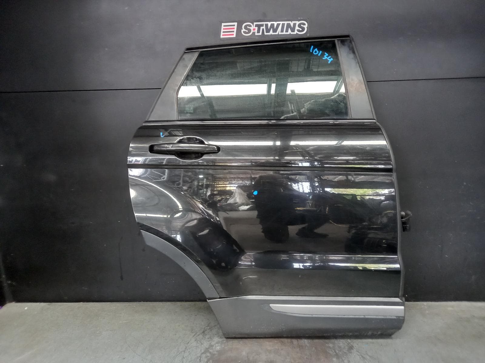 Used auto part listing image: 2016 LAND ROVER RANGE ROVER EVOQUE RIGHT REAR DOOR SLIDING L538, 11/11-01/19 0000390930