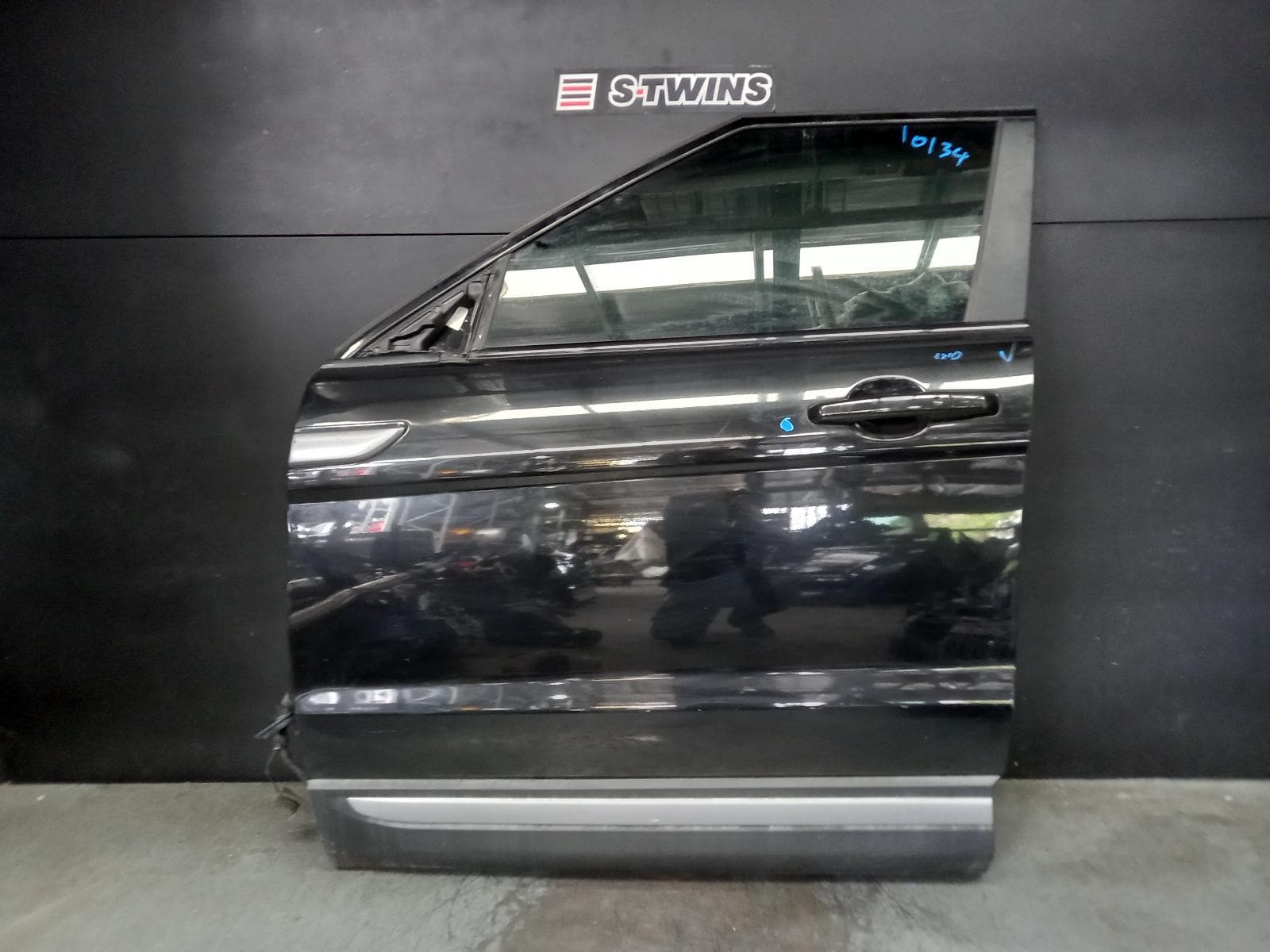 Used auto part listing image: 2016 LAND ROVER RANGE ROVER EVOQUE LEFT FRONT DOOR L538, 5DR WAGON, 11/11-01/19 0000390928