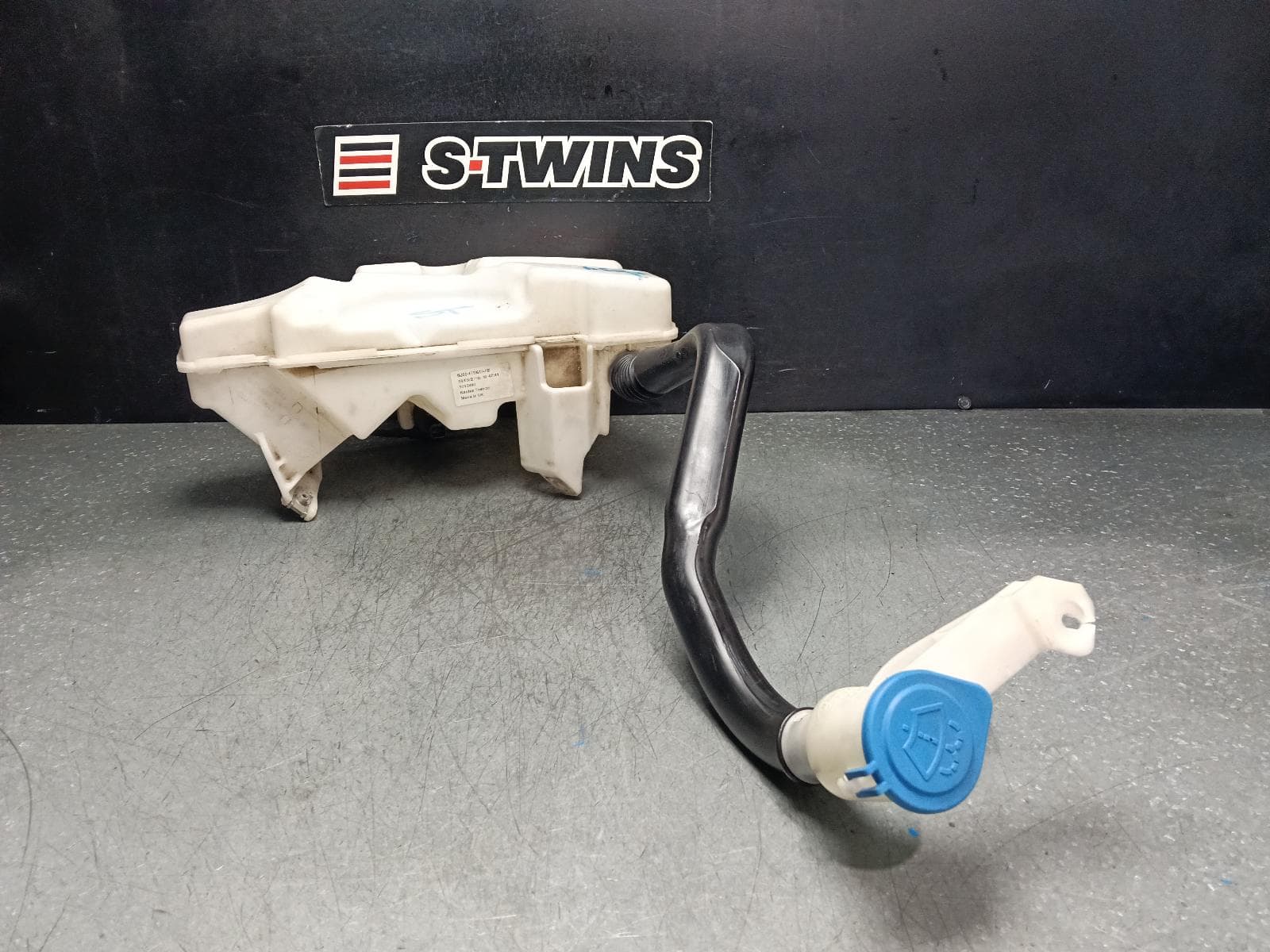 Used auto part listing image: 2016 LAND ROVER RANGE ROVER EVOQUE WASHER BOTTLE L538, NON H/LAMP WASHER TYPE, 11/11-01/19 0000391782