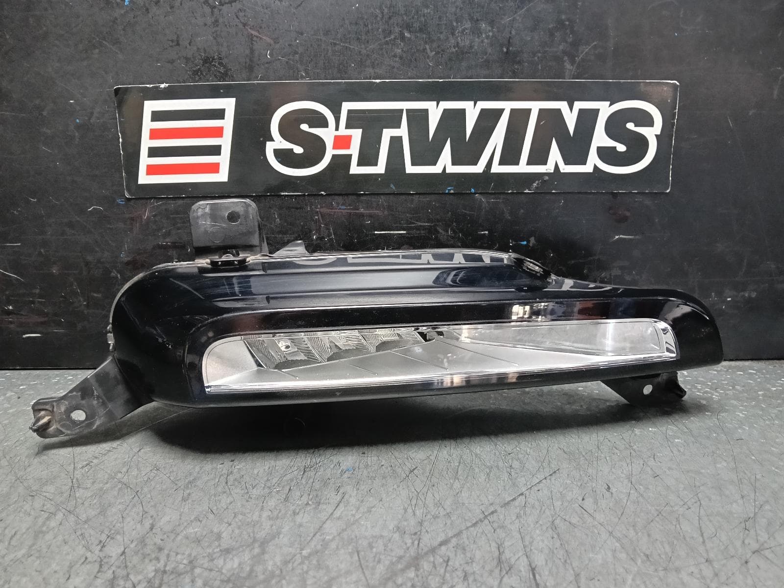 Used auto part listing image: 2016 LAND ROVER RANGE ROVER EVOQUE RIGHT INDICATOR FOG SIDE BUMPER FOGLAMP, LED, NON SMOKED LENS TYPE, L538, 07/15-01/19 0000391785